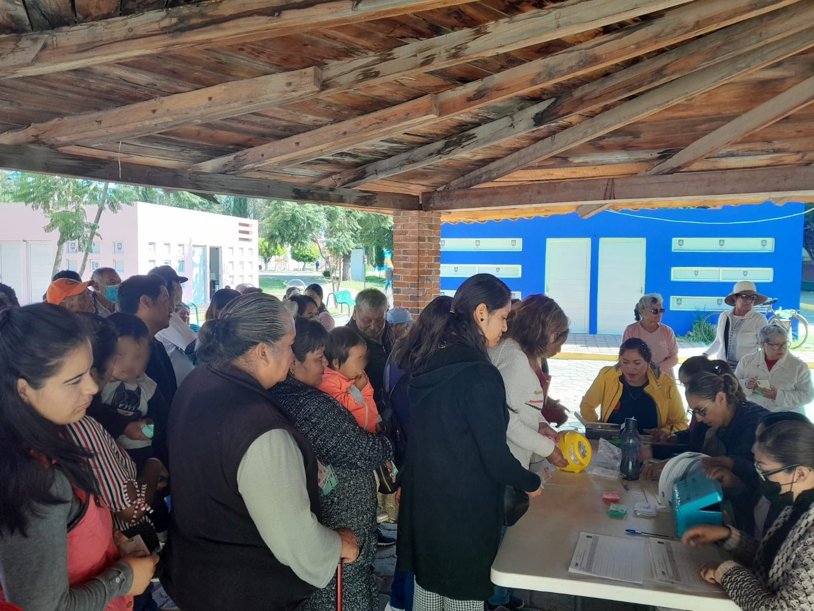 Ayuntamiento de Chiautempan  y el SMDIF entregan despensas a grupos vulnerables